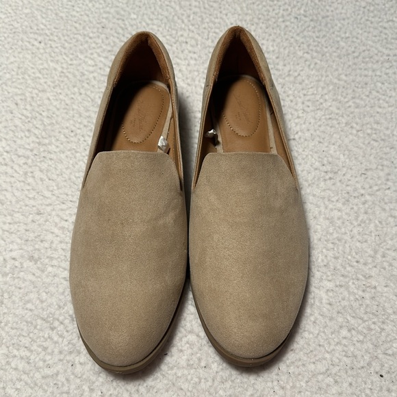 Universal Threads Ladies Suede-Like Tan Loafers, NWOT’s, Size 9.5 - Picture 3 of 9